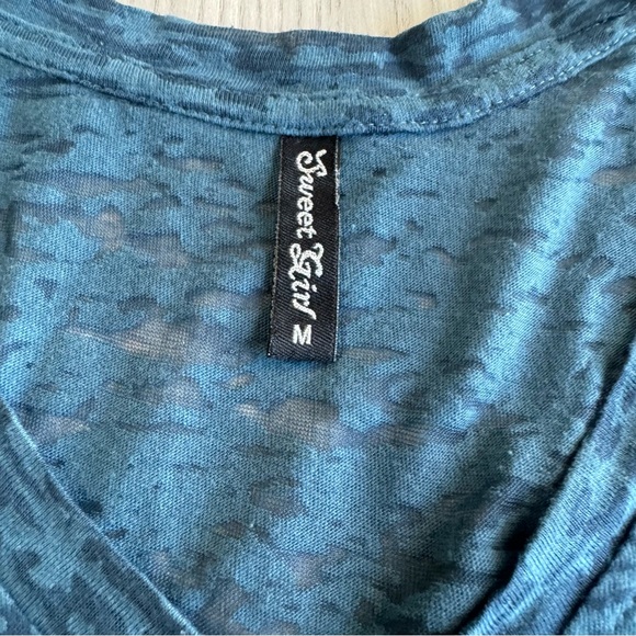 LIKE NEW! DETROIT LIONS SEMI-SHEER RHINESTONE LONG TORSO V-NECK T-SHIRT - Picture 3 of 6